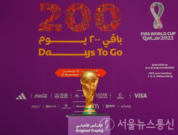 월드컵 트로피가 쿠웨이트 쿠웨이트 시티에서 열린 FIFA 월드컵 트로피 투어 행사에서 전시되고 있다. 2022.5.16/신화통신