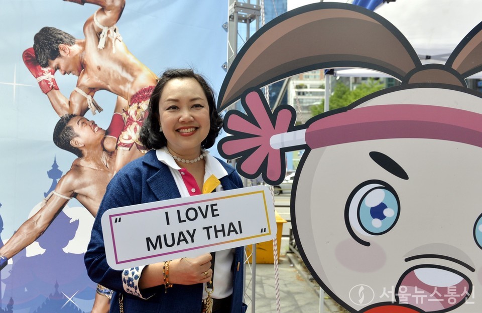 태국정부관광청 서울사무소 지라니 푼나욤 소장이 14일 강남역 사거리 중심에서 치러진 강남구협회장배 무에타이 대회에 참석해 포토존에서 기념촬영하고 있다. (사진 이민희 기자)