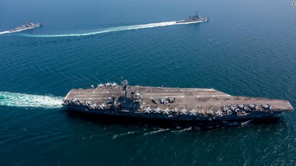 지난 4월 미일 해군 합동훈련 중 항공모함 에이브러햄 링컨(USS Abraham Lincoln)이 이끄는 전함들이 편대를 이루어 항해하고 있다/CNN
