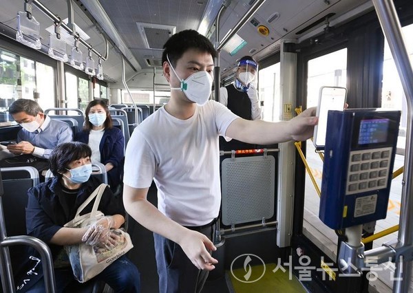 22일 중국 동부 상하이의 한 버스에서 승객들이 목격되고 있다. 상하이(上海)는 23일부터 구간의 대중교통을 재개하기 시작했다. 20225.22/신화통신