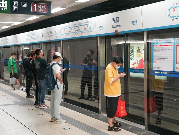 29일 시민이 운영을 재개한 베이징 지하철 궈마오(國貿)역에서 지하철을 기다리고 있다/신화통신