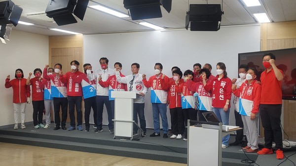 국민의 힘 이상일 용인시장 후보자(사진중앙))와 도의원 기초의원 후보자들이 함께 모여 용인발전을 위한 공약 사항이 담긴 기자회견을 마친 후 기념촬영을 하고 있다. 사진/이상일후보 선거사무소