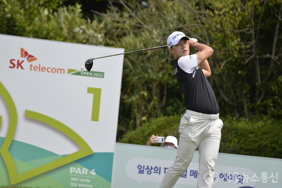 4일 제주 서귀포시 핀크스GC(파71·7326야드)에서 열린 한국프로골프(KPGA)코리안투어 SK텔레콤오픈(총상금 13억원) 셋째날, 오전 9시20분 경 1번홀에서 김비오(32,호반건설)가 티샷 하고 있다. 김비오는 대회 3라운드에서 버디 4개를 잡으며, 이날 합계 67타를 치며, 이날 보기 1개와 버디 5개를 잡은 맹동섭과 공동 1위로 올라섰다. 이날 김비오의 플레이는 군더더기 없는 깔끔함 자체였다. 5일 비가오는 제주 핀크스GC에서 시작된 대회 마지막 날 라운드에서 김비오는 1,2 번홀에서 연속 버디를 잡으며, 맹동섭과 강윤석을 따돌리고 선두로 치고 나가고 있다. 2022.6.5./서울뉴스통신 (사진 이민희 기자)