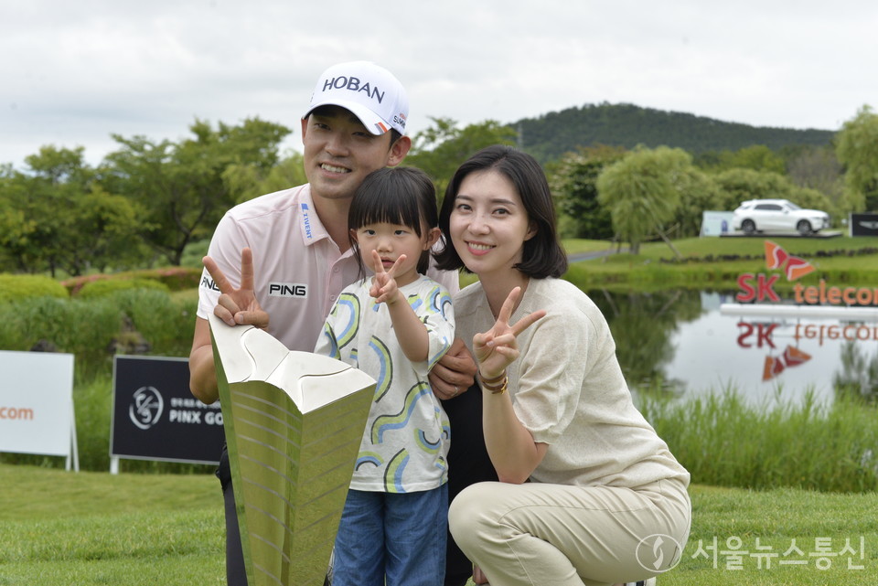 5일 제주 서귀포시 핀크스GC(파71·7227야드)에서 열린 한국프로골프(KPGA)코리안투어 SK텔레콤오픈(총상금 13억원) 파이널 라운드에서, 김비오가 전반에만 버디 5개, 후반홀 시작하자마자 3개의 버디를 잡는 등 쾌조의 컨디션으로 우승 트로피를 힘차게 들어올렸다. 시즌 2승이자 통산 9승의 순간 이었다. 2022.6.5./서울뉴스통신 (사진 이민희 기자)