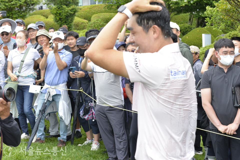 5일 제주 서귀포시 핀크스GC(파71·7227야드)에서 열린 한국프로골프(KPGA)코리안투어 SK텔레콤오픈(총상금 13억원) 파이널 라운드에서, 김비오가 전반에만 버디 5개, 후반홀 시작하자마자 3개의 버디를 잡는 등 쾌조의 컨디션으로 우승 트로피를 힘차게 들어올렸다. 시즌 2승이자 통산 9승의 순간 이었다. 2022.6.5./서울뉴스통신 (사진 이민희 기자)