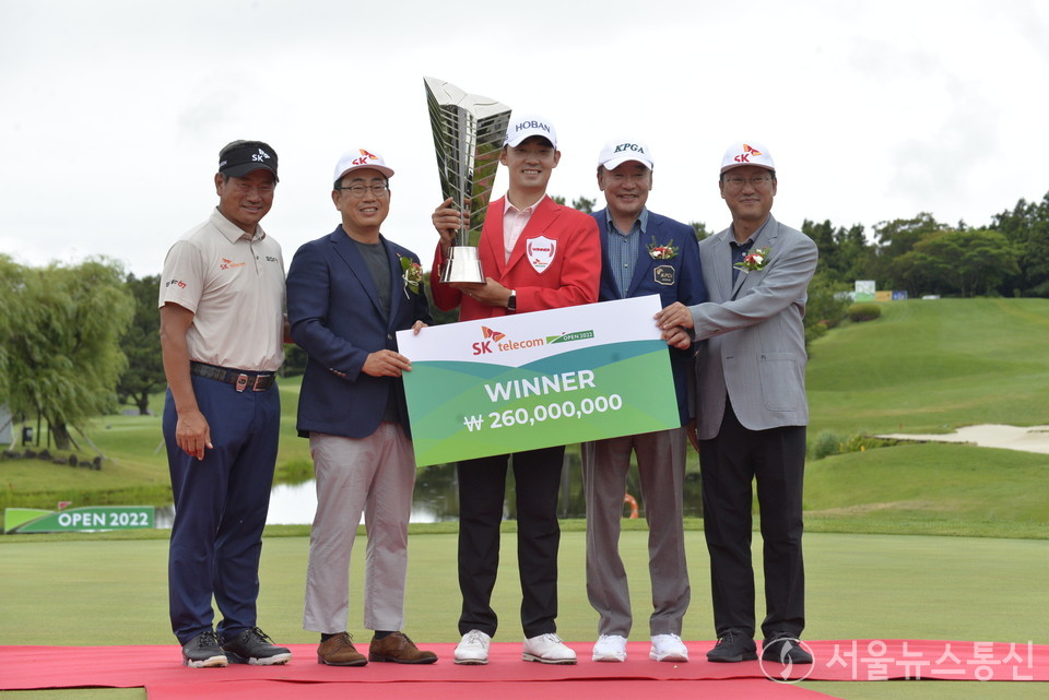 5일 제주 서귀포시 핀크스GC(파71·7227야드)에서 열린 한국프로골프(KPGA)코리안투어 SK텔레콤오픈(총상금 13억원) 파이널 라운드에서, 김비오가 전반에만 버디 5개, 후반홀 시작하자마자 3개의 버디를 잡는 등 쾌조의 컨디션으로 우승 트로피를 힘차게 들어올렸다.시즌 2승이자 통산 9승의 순간 이었다. 2022.6.5./서울뉴스통신 (사진 이민희 기자)