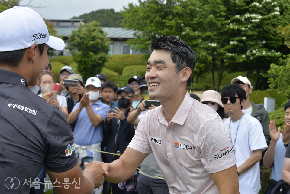 5일 제주 서귀포시 핀크스GC(파71·7227야드)에서 열린 한국프로골프(KPGA)코리안투어 SK텔레콤오픈(총상금 13억원) 파이널 라운드에서, 김비오가 전반에만 버디 5개, 후반홀 시작하자마자 3개의 버디를 잡는 등 쾌조의 컨디션으로 우승 트로피를 힘차게 들어올렸다.시즌 2승이자 통산 9승의 순간 이었다. 2022.6.5./서울뉴스통신 (사진 이민희 기자)