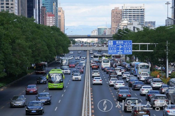 6일 베이징시 차오양(朝陽)구 중심업무지구(CBD) 도로 위를 차량들이 달리고 있다. 베이징시가 펑타이(豐台)구 전역 및 창핑(昌平)구 일부 지역을 제외한 기타 지역에서 '사회면 제로 코로나'를 단계적으로 실시한다.  2022.6.6