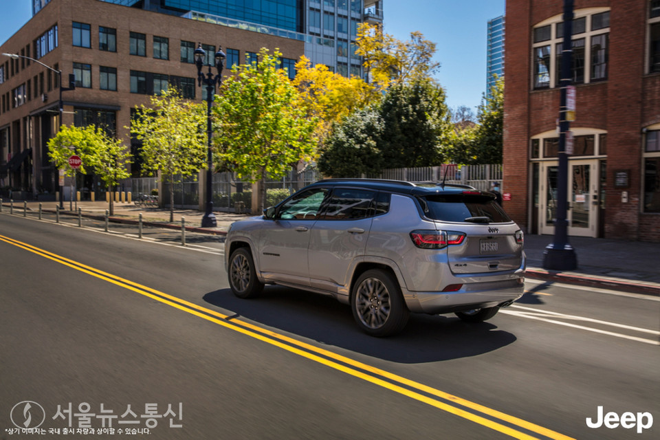 지프 컴팩트 SUV 부분변경 모델 '뉴 컴패스' 후면.