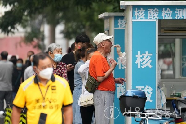 11일 베이징시 차오양(朝陽)구에 설치된 코로나19 핵산 검사소에서 현지 지역 주민들이 핵산 검사를 받고 있다. 2022.6.11/신화통신