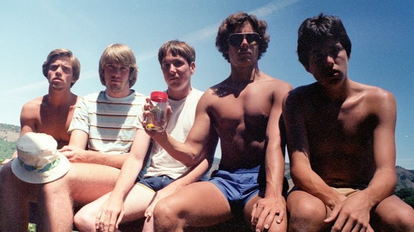 1982년 캘리포니아 콥코 호수에서 40년에 걸친 전통이 시작된 5명의 십대들이 사진을 찍기 위해 포즈를 취했다. 이들은 죽을 때까지 5년마다 계속 사진을 찍을 계획이다. 왼쪽부터 존 워드로, 마크 루머-클리어리, 댈러스 버니, 존 몰로니, 존 딕슨/사진 제공 John Wardlaw