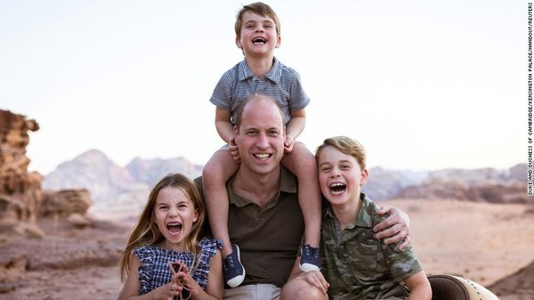 6월 19일 아버지의 날을 맞아 요르단에서 찍은 사진에서 윌리엄 왕자가 자녀들(왼쪽에서 오른쪽으로) 샬럿 공주, 루이스 왕자, 조지 왕자와 함께 포즈를 취했다/CNN