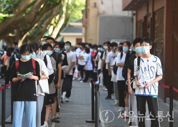 수험생들이 22일 허난(河南)성 정저우(鄭州)시 제8중·고등학교 시험장에 들어가기 위해 준비하고 있다. 2022.6.22/신화통신
