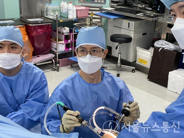  이동원 건국대병원 무릎관절센터 교수가 반월연골판 이식술을 시행하고 있는 모습이다. / 사진=건국대병원 제공