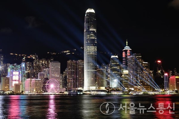 25일 홍콩 특별행정구 침사추이(尖沙咀)에서 포착한 홍콩섬 조명쇼. 홍콩 주권 반환 25주년을 앞두고 홍콩에서 축제 분위기가 형성되고 있다. 2022.6.26
