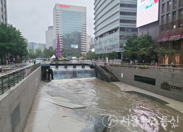 30일 오전 서울을 포함한 수도권에 많은 비가 내리는 가운데 서울 중구 청계광장 산책로 침수로 출입이 통제됐다. / 사진=신혜정 기자