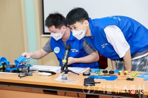 지난 1일 상하이 모비스 직원들이 상하이 쑹장구 주팅초등학교 학생들에게 '주니어 공학 교실' 수업을 하고 있다. (취재원 제공)