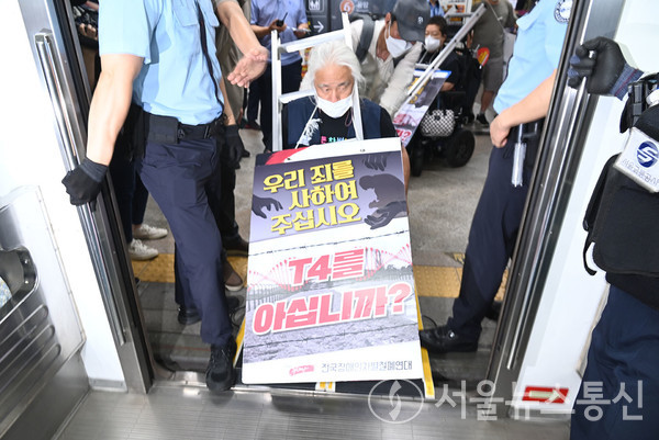 전국장애인차별철폐연대(전장연)가 4일 출근길 지하철 시위에 나섰다. / 사진=신현성 기자