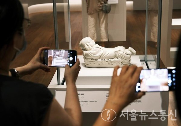 3일 중국 남부 홍콩에 있는 홍콩 고궁 박물관에서 관람객들이 전시물의 사진을 찍고 있다. 2022.7.3/신화통신