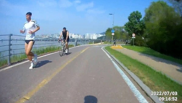 '월드클래스' 손흥민이 한강변 자전거 도로를 따라 조깅하는 모습이 네티즌들에게 잡혔다. 사진=에펨코리아 해외축구 커뮤니티 캡처