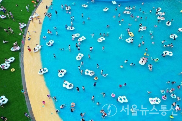 시민들이 난창(南昌)시의 한 물놀이장에서 물놀이를 하고 있는 모습을 지난 1일 드론으로 쵤영한 모습. (사진/신화통신)