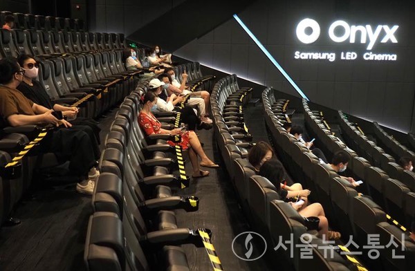 8일 관객들이 상하이에 위치한 한 영화관에서 상영을 기다리고 있다. 이날 상하이의 일부 영화관이 순차적으로 운영을 재개했다. 2022.7.8/신화통신