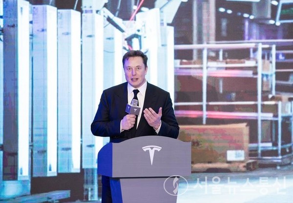 일론 머스크 테슬라 최고경영자(CEO)가 7일 중국 동부 상하이에서 열린 테슬라 중국제 모델3 전달식에서 연설하고 있다. 2022.1.7/신화통신