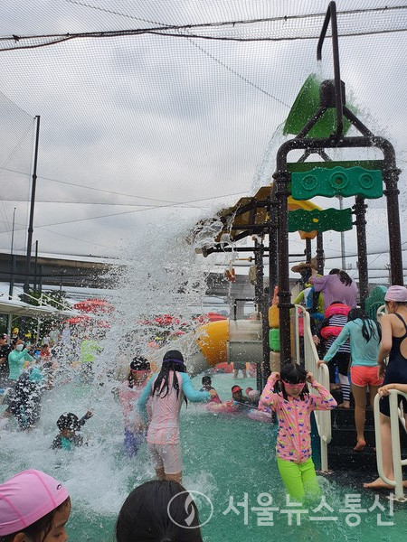 연일 이어지는 무더위에 9일 오후 성동구 살곶이물놀이장을 찾은 시민들이 물놀이를 즐기며 더위를 식히고있다. 2022.7.9/사진=송혜숙 기자