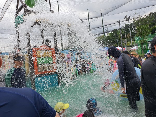 연일 이어지는 무더위에 9일 오후 성동구 살곶이물놀이장을 찾은 시민들이 물놀이를 즐기며 더위를 식히고있다. 2022.7.9/사진=송혜숙 기자