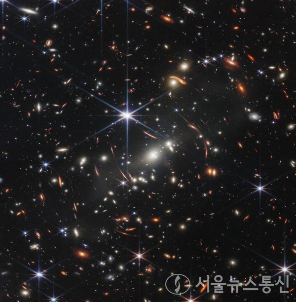 미국 항공우주국이 11일 공개한 제임스 웹 우주 망원경이 포착한 은하단 SMACS 0723모습. 2022.7.11/신화통신