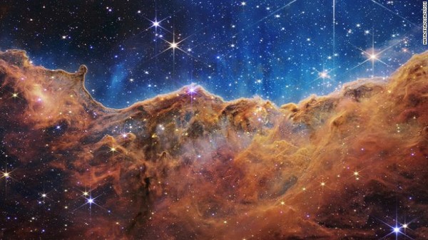 ‘우주 절벽(Cosmic Cliffs)’이라 불리는 용골 성운 NGC 3324의 가장자리. 이전에는 볼 수 없었던 별 탄생 영역을 보여준다/CNN