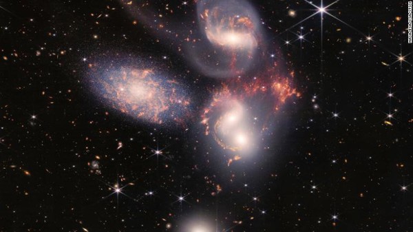 소형 은하단 ‘스테판 5중주(Stephan's Quintet)’의 5개 은하를 새로운 시각에서 볼 수 있다. 이 은하들은 서로 춤을 추는 것처럼 보이는데, 이러한 상호 작용이 어떻게 은하계의 진화를 주도할 수 있는지 보여준다/CNN