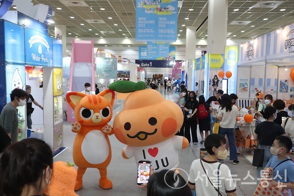 지난 14일 오후 서울 강남구 코엑스 A홀에서 열린 '캐릭터 라이선싱 페어 2022'에서 관람객들이 전시를 둘러보고 있다. 코로나19로 3년 만에 열린 이번 행사에는 국내외 160여 개 이상의 기업 홍보관, 신진 작가 기획전, 주제별 기획관 등 다양한 볼거리를 제공했다. / 사진=정책브리핑(www.korea.kr)