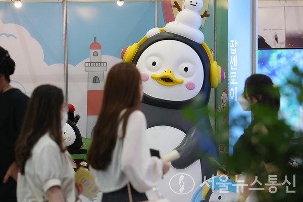 지난 14일 오후 서울 강남구 코엑스 A홀에서 열린 '캐릭터 라이선싱 페어 2022'에서 관람객들이 전시를 둘러보고 있다. 코로나19로 3년 만에 열린 이번 행사에는 국내외 160여 개 이상의 기업 홍보관, 신진 작가 기획전, 주제별 기획관 등 다양한 볼거리를 제공했다. / 사진=정책브리핑(www.korea.kr)