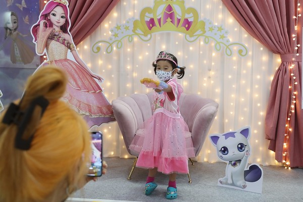 지난 14일 오후 서울 강남구 코엑스 A홀에서 열린 '캐릭터 라이선싱 페어 2022'에서 관람객들이 전시를 둘러보고 있다. 코로나19로 3년 만에 열린 이번 행사에는 국내외 160여 개 이상의 기업 홍보관, 신진 작가 기획전, 주제별 기획관 등 다양한 볼거리를 제공했다. / 사진=정책브리핑(www.korea.kr)