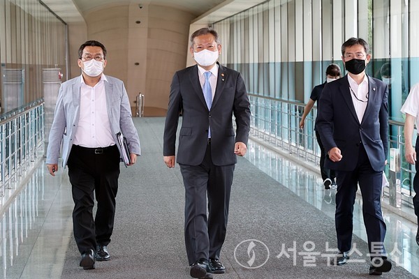 이상민 행정안전부 장관이 25일 오전 서울 종로구 정부서울청사에서 경찰제도개선 자문위원회 권고안에 대한 기자브리핑 발표를 위해 이동하고 있다. / 사진=행정안전부 제공