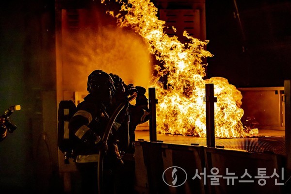 소방청은 뜨거운 날씨 속에 현장에서 장시간 활동하는 소방공무원의 안전을 위해 7~8월을 ‘폭염안전 집중 강화기간’으로 지정하고 안전관리를 강화한다고 18일 밝혔다. (이 사진은 기사와 무관) /서울뉴스통신DB