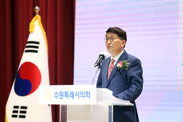 제12대 전반기 김기정 수원특례시의회 의장이 취임식에서 인사말을 하고 있다.