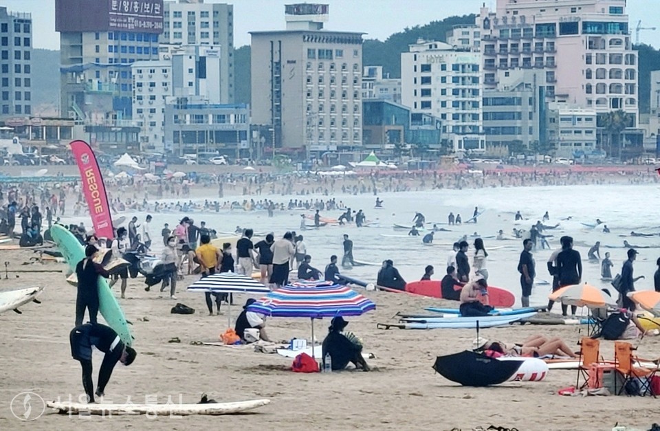 부산 송정 바닷가를 찾은 관광객들이 더위를 피해 즐거운 물놀이를 하고 있다. (2022.8.1) / 사진 = 최정인 기자