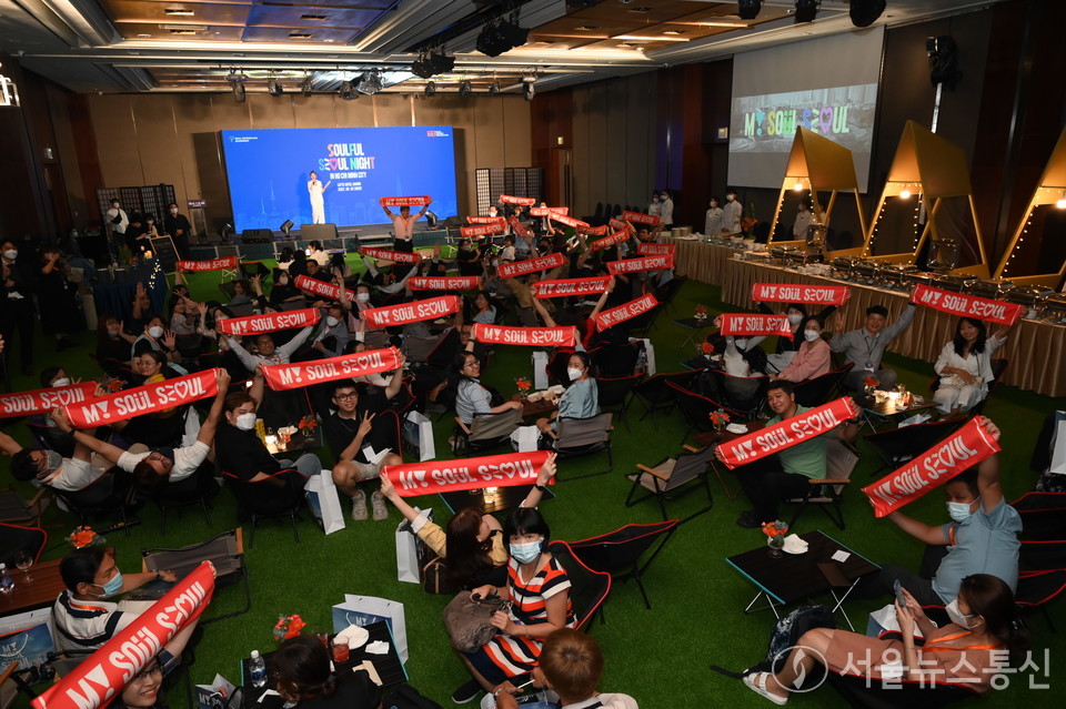 베트남 호찌민 서울관광설명회 참가자들이 서울의 신규 관광브랜드 ‘MY SOUL SEOUL’이 적힌 타월을 들고 포즈를 취했다. (서울관광재단 사진 제공)