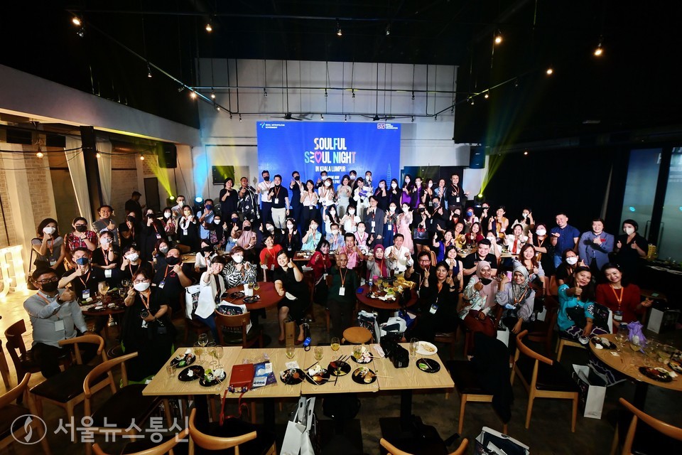 말레이시아 쿠알라룸프르에서 개최된 서울관광설명회에서 국내외 참석자들이 함께 포즈를 취하고 있다