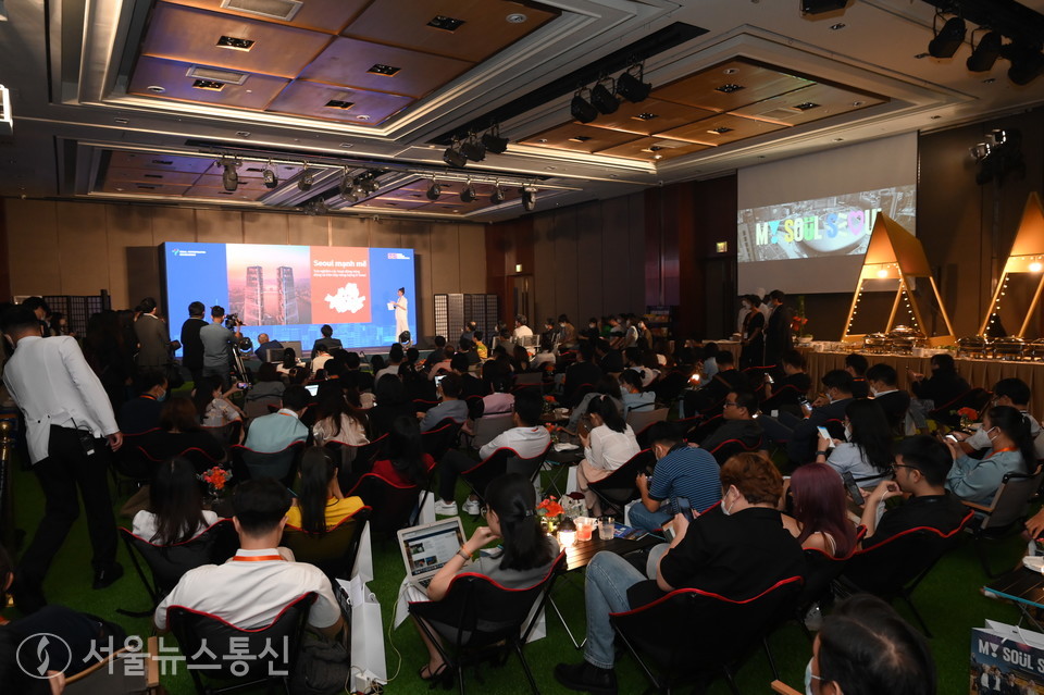 베트남 서울관광설명회에서 현지 바이어 및 미디어 대상 서울관광 신규 인프라에 대한 PT를 진행하고 있다