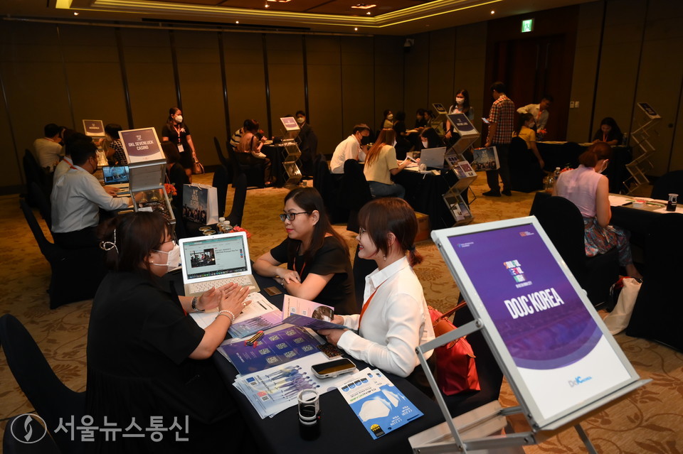 베트남 호찌민 트래블마트에서 현지 바이어와 서울 관광기업 간 비즈니스 상담이 활발히 진행되었다