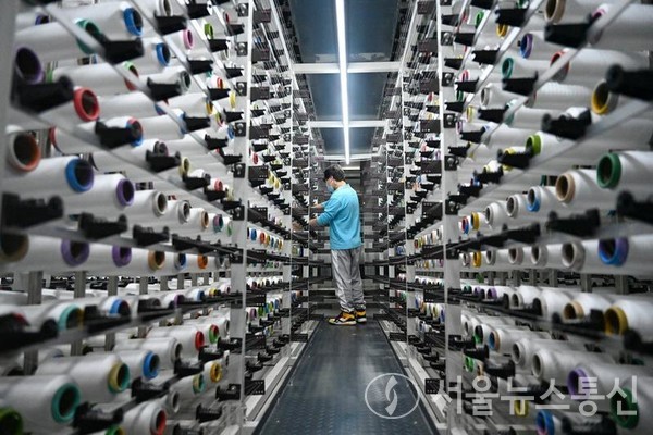 지난 4월 12일 푸젠(福建)성 취안저우(泉州)시 소재의 한 섬유 공장에서 작업자가 업무를 보고 있다. (사진/신화통신)