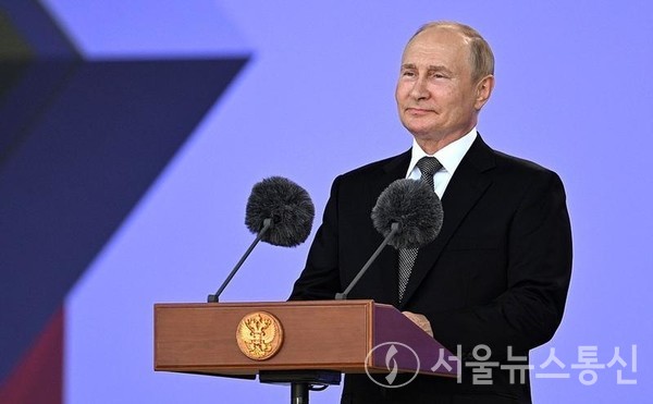 블라디미르 푸틴 러시아 대통령이 15일 러시아 모스크바 지역에서 열린 육군-2022 국제군사기술포럼 및 육군경기대회 2022 개막식에서 연설하고 있다. 2022.8.15/신화통신