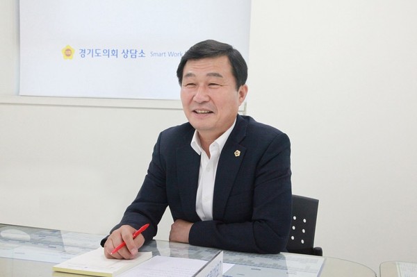 한원찬 경기도의회 의원이 서울뉴스통신과 인터뷰를 진행하고 있는 모습