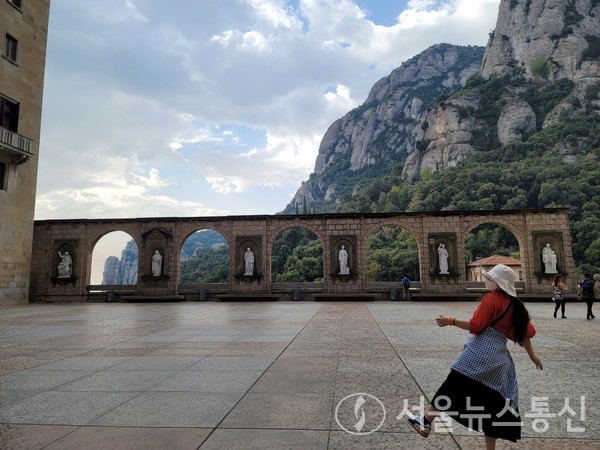 기암절벽의 도시 ‘몬세라토’의 한국인 여행객들 / 사진 = 최정인 기자