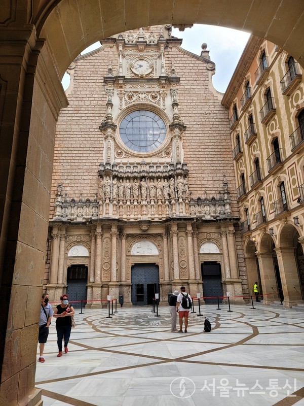  ‘몬세라토 수도원’ 중앙마당을 여행객들이 걷고있다. / 사진 = 최정인 기자