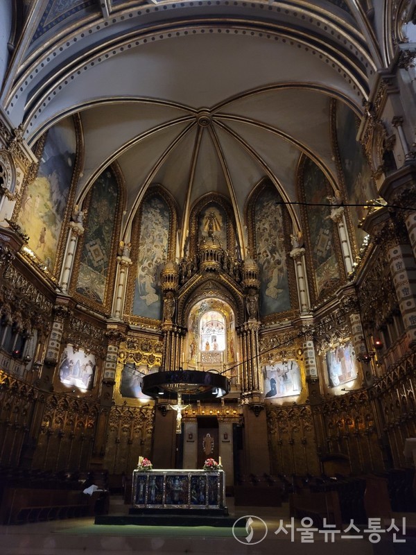 이곳 ‘몬세라토 수도원’의 ‘검은 성모상'은 소원을 들어 준다고 한다. 성당내부 모습이며 중앙높은 곳에 '검은 성모상'을 사람들이 직접 만나고 있다. / 사진 = 최정인 기자