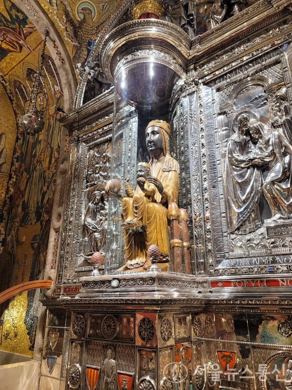  ‘몬세라토 수도원’에는 ‘검은 성모상’은 소원을 들어 준다는 이야기가 있어 많은 사람들이 찾는 성지다. / 사진 = 최정인 기자